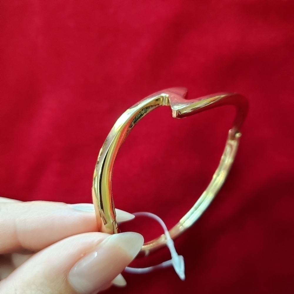 Gold Tone Bracelet - Picture 8 of 11